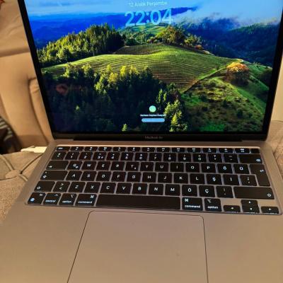 MacBook  M1 işlemci 8 RAM 256 SSD Kutu faturalı  Hatasız  Çok az kullanılmış  Sıfır gibi